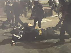 Хаос в следственном изоляторе ICE в Портленде: толпа штурмует камеры
