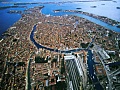 Венеция — исторический город на севере Италии, известный своими каналами, гондолами, палаццо, старинными храмами и музеями
