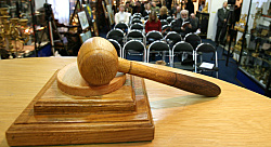 Судья на неопределенный срок заблокировала сокращения, проводимые Трампом в связи с приостановкой работы правительства