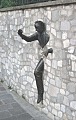 Эту скульптуру на Монмартре в Париже невежественные русские туристы называют «Мужик, торчащий из стены».