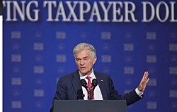 Администрация Трампа откладывает выплаты по программе Medicaid штатам Калифорния и Миннесота на сумму более 1 миллиарда долларов