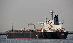 Санкции душат Россию: российский танкер с нефтью застрял у берегов Индии