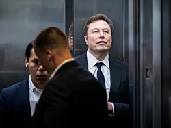 Судья сообщила Маску, что он не освобожден от участия в судебном процессе. Тем не менее он отправился в Китай вместе с Трампом.