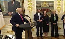 Трамп заявил о "подарке" от Ирана. Тегеран утверждает, что США ведут переговоры "сами с собой"