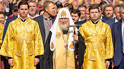 Патриарх Кирилл - бензозаправщик!