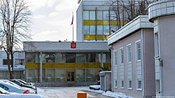На посольство РФ в Швеции дрон сбросил емкость с краской