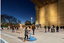 Живописный каток под Бруклинским мостом возвращается: билеты уже в продаже