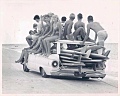 Тинейджеры - сёрферы во Флориде, 1960-е года. Еще одна фотография из серии "Как испортить автомобиль и весело провести время!"