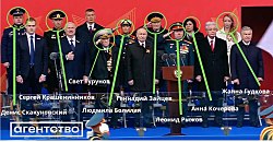 Путин посмотрел парад Победы в компании четырех участников войны в Украине, двух родственниц погибших военных и ветерана КГБ, участвовавшего в вводе войск в Чехословакию 