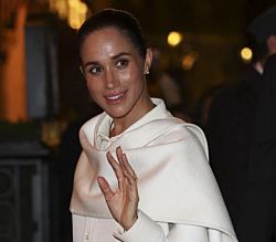 Меган Маркл впервые появилась на показе Balenciaga — ради нее шоу задержали на час  Это первый визит герцогини в Европу за два года.