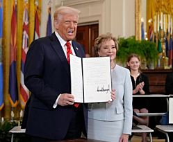 Судья блокирует ужесточение политики DEI в школах, проводимое Трампом
