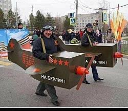 К твоему деду пришли на рассвете в его деревенский дом. Жена и дети ещё спали.
