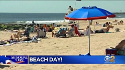 Любители пляжного отдыха стекаются на пляжи Нью-Йорка и Нью-Джерси, чтобы весело провести выходные в День памяти